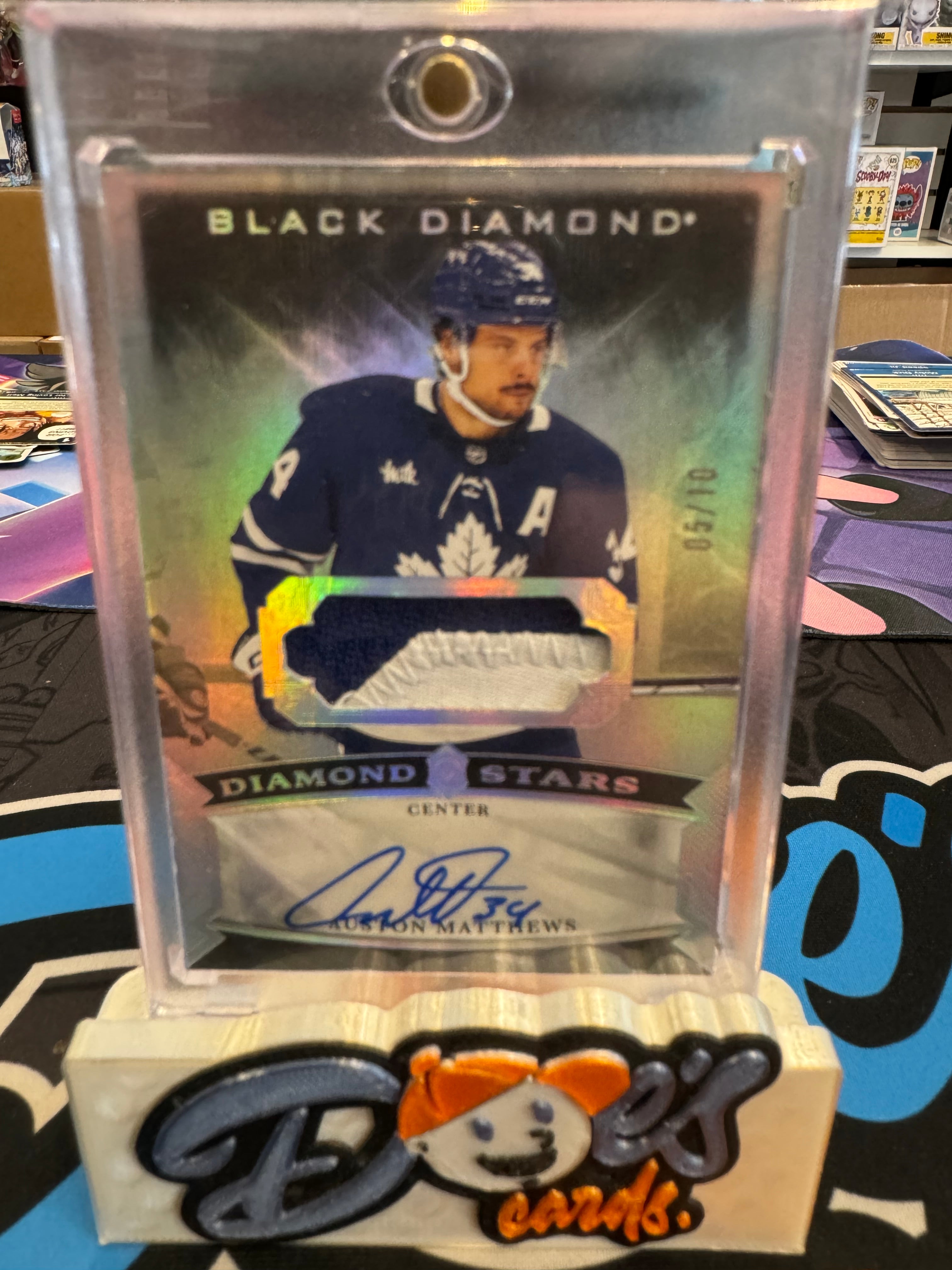 2023-24 Black Diamond Auston Matthews Diamond Stars Patch Auto /10 - Doe's Cards